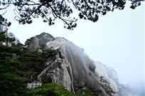 远上黄山石径斜