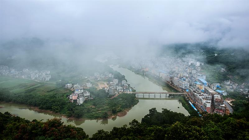 页 下一页 作品名称: 陈塘仙境  作品描述:   拍摄地点: 蒙山县陈塘镇