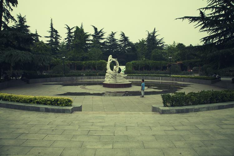作品描述 铝城公园,小的时候曾觉得很大 拍摄地点 郑州市上街区