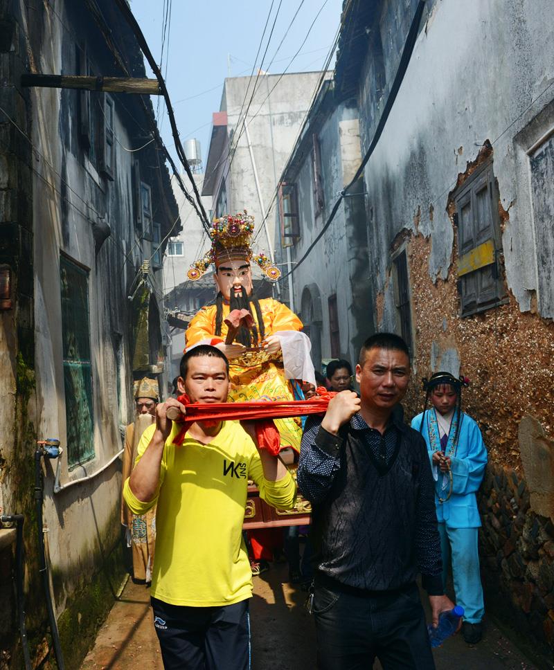 上一页 下一页 作品名称 游神 作品描述 福建霞浦渔民纪念妈祖诞辰