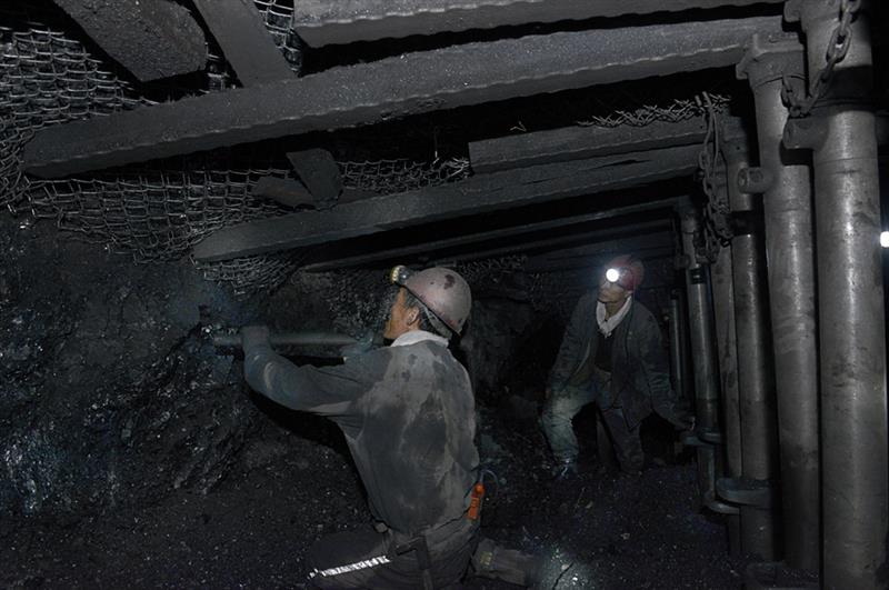 下一页 作品名称: 印象煤矿工人    (7)  作品描述: 到了井下作业面