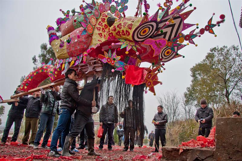 板龙到村附近的寺庙前祭拜,  拍摄地点: 彭泽县黄花镇虎厂坞高村