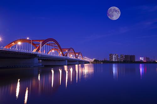 下一页 作品名称: 辽河月夜美  作品描述:   拍摄地点: 通辽市彩虹桥