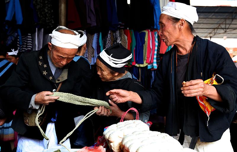 选 购  作品描述: 在南丹里湖瑶族乡市场上,白裤瑶老人在选购生活用品