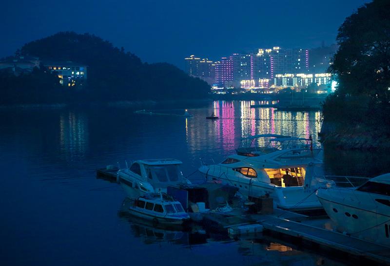 上一页 下一页 作品名称: 港湾之夜  作品描述:   拍摄地点: 淳安县城