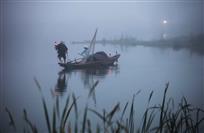 晨雨轻雾一渔舟