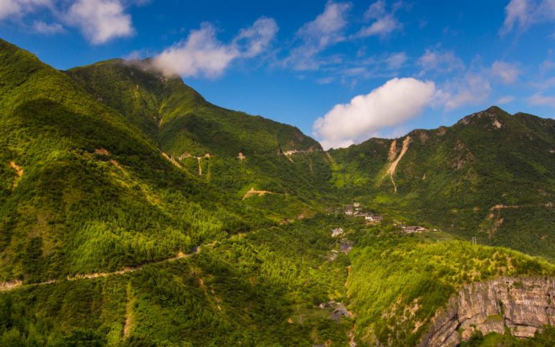 下一页 作品名称: 金凤山  作品描述: 摄于重庆奉节庙湾的金凤山