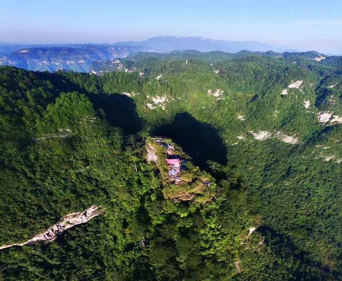 作品描述 航拍武陵仙山真武观遗址 拍摄地点 黔江区武陵仙山