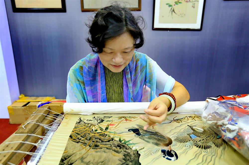 薪火相传,指尖上的遗产: 顾绣  作品描述: 顾绣又称"露香园顾绣"