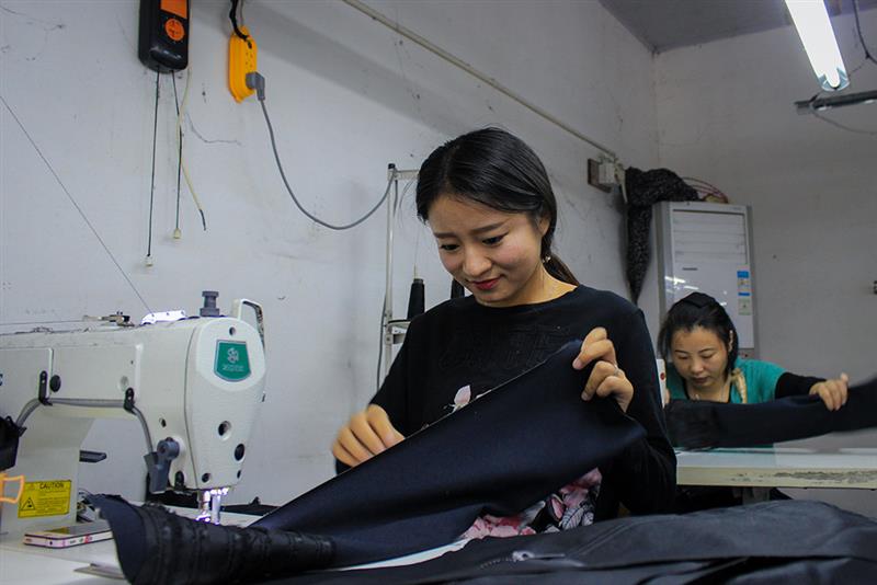 上一页 下一页 作品名称: 服装厂女工  作品描述:   拍摄地点: 弋江镇