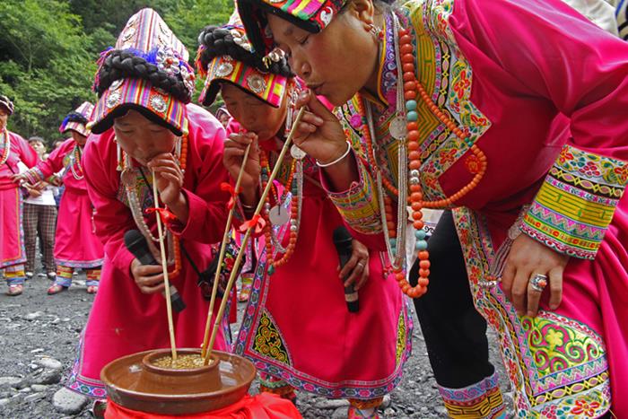 羌族妇女在咂酒 拍摄地点 四川省绵阳市北川羌族自治县小寨子沟