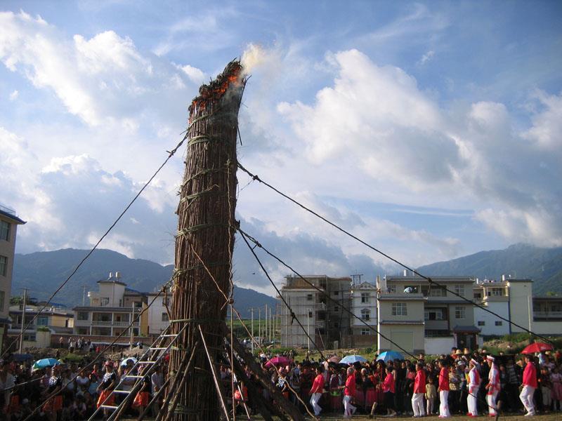 作品描述: 2010年火把节  拍摄地点: 大理州云龙县漕涧镇  拍摄时间