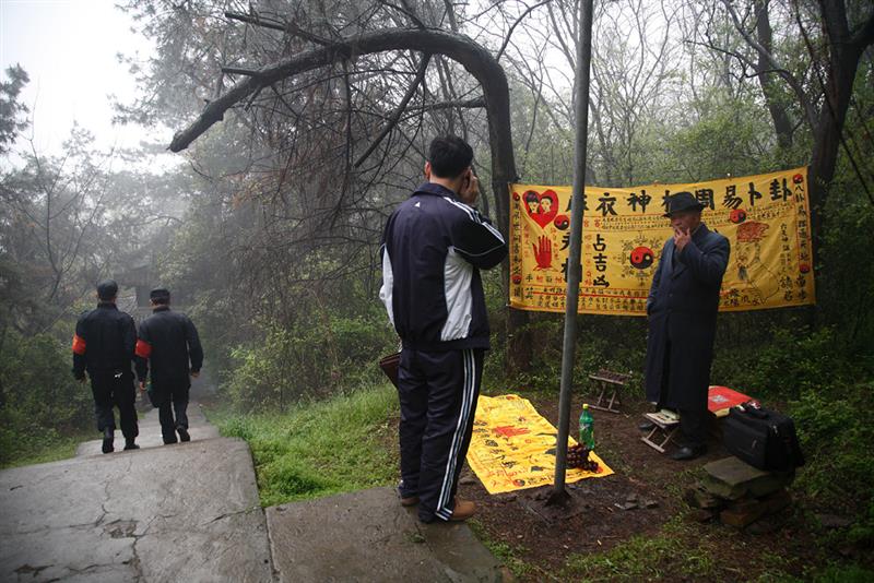 02,2009年4月,含山,每年清明,四面八方的老百姓来到含山祭拜蚕花娘娘