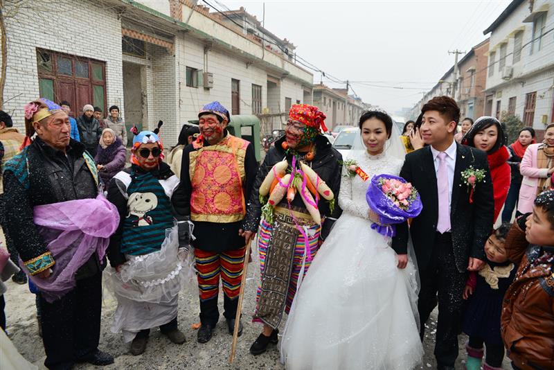 作品描述: 一组少数民族的结婚嬉闹场景  拍摄地点: 河南省孟州市桑坡