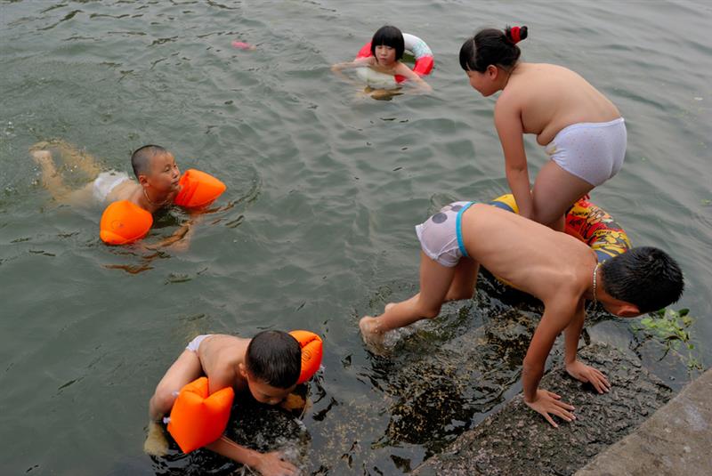 童心无忌  作品描述: 夏日在河边嬉水游泳是孩子们的最爱,也是江南
