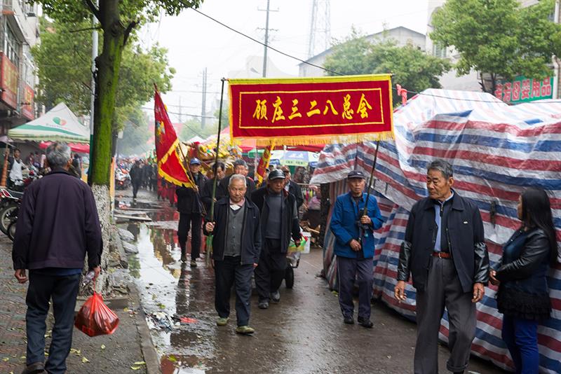 《茅山庙会》组照2  作品描述: 来自茅山周边的戴南,张郭,陈堡,周庄