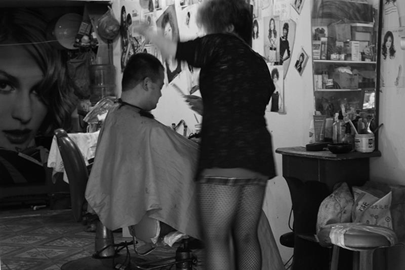 下一页 作品名称: 理发  作品描述: 理发店的一幕,老板娘和美女像都是