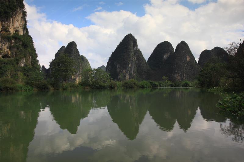 河水蜿蜒清秀,周边典型的喀斯特地貌的山峰群典雅秀丽,田园自然风光