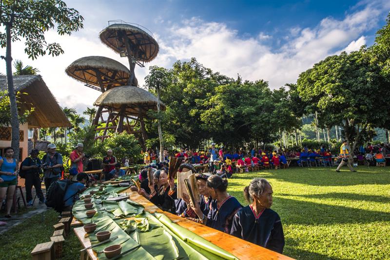 在七仙温泉嬉水节开幕式当天,广场上浓重举行了最具特色的长桌宴