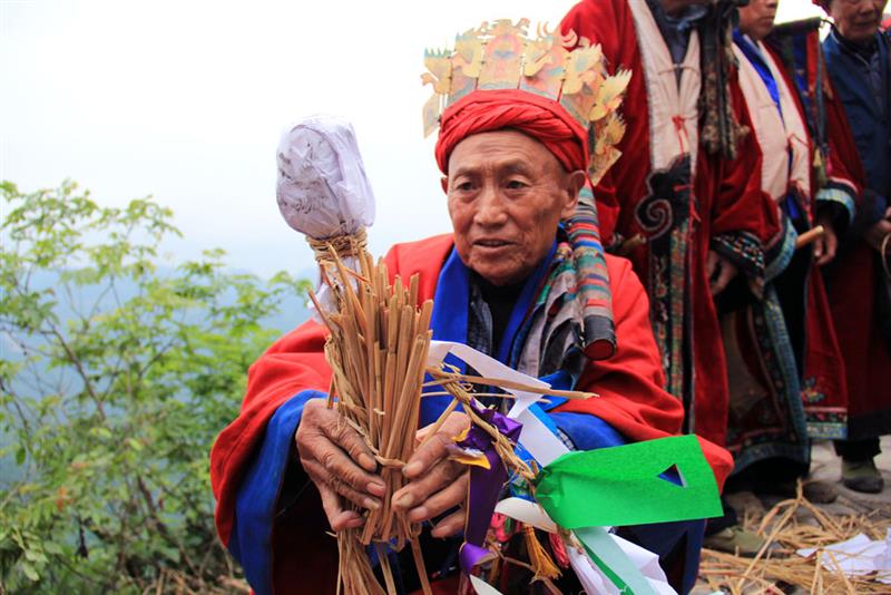 月7日,凤凰县八公山上,苗族祭礼上,一位苗族"巴代雄"(苗老司)在扎草人