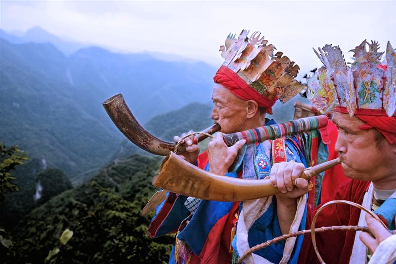 名称: 《神令群山》  作品描述: 湘西少数民族宗教法师手中的牛角号