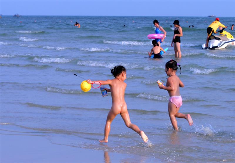 作品名称: 童真  作品描述: 两个小女孩在海滩上快乐的追逐嬉戏,无忌