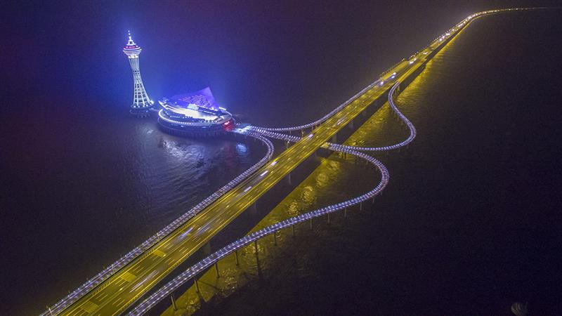 是在杭州湾跨海大桥拍摄的海天一洲的夜景  拍摄地点: 杭州湾跨海大桥