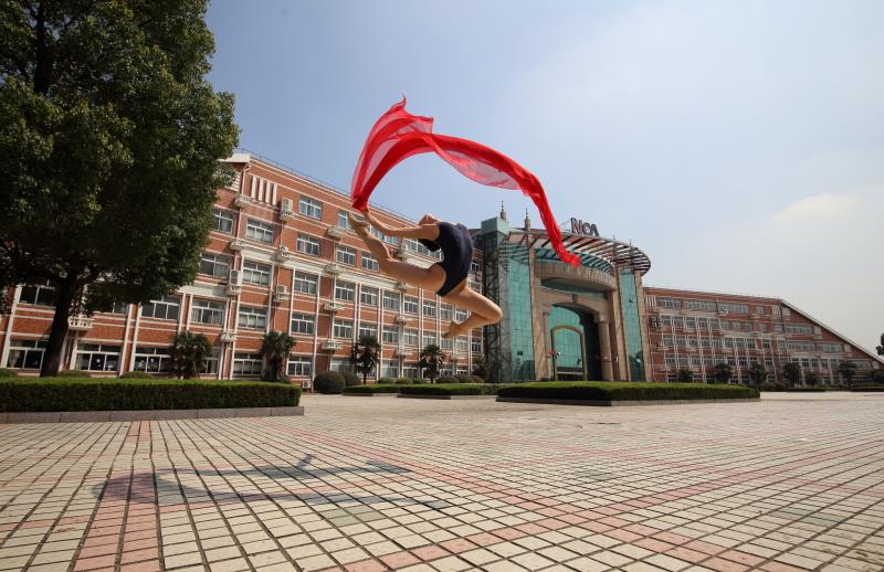 作品描述: 在主教学大楼前广场  拍摄地点: 常州艺术高等职业学校