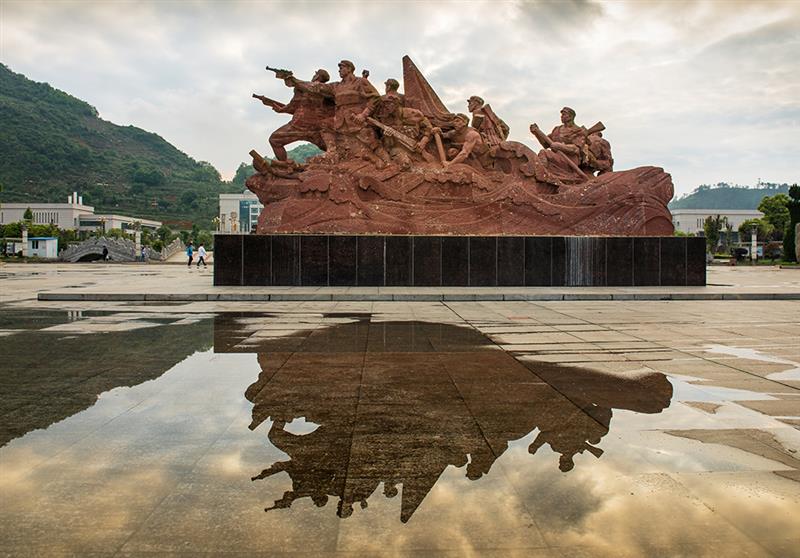 渡江广场  作品描述: 广场雕塑,倒影也美  拍摄地点: 瓮安渡江广场