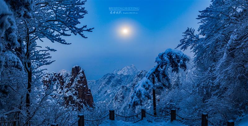 上一页 下一页 作品名称 雪夜月色 作品描述 十五的月亮,升起在
