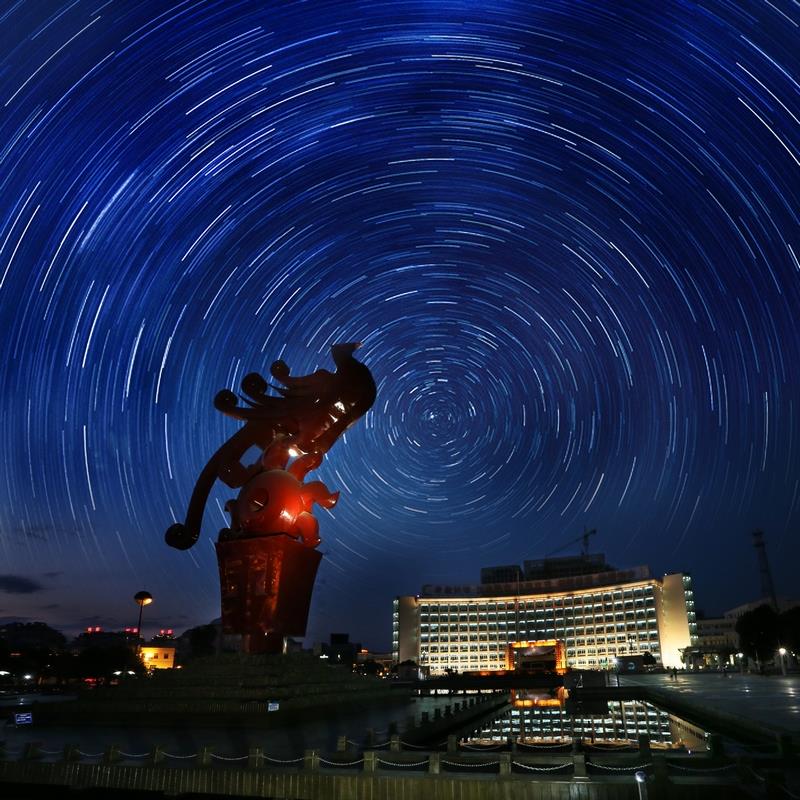 斗转星移  作品描述: 市政府广场夜景  拍摄地点: 宁国市政府广场