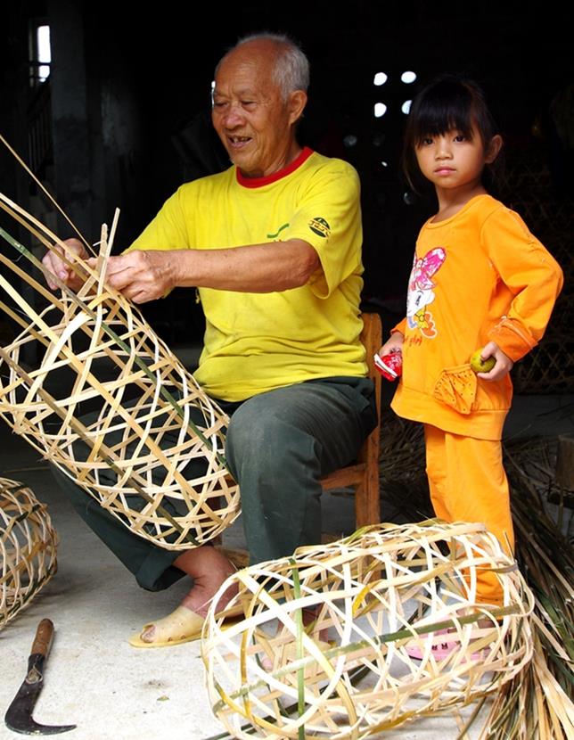 上一页 下一页 作品名称: 编猪笼  作品描述:   拍摄地点: 靖西芭泽