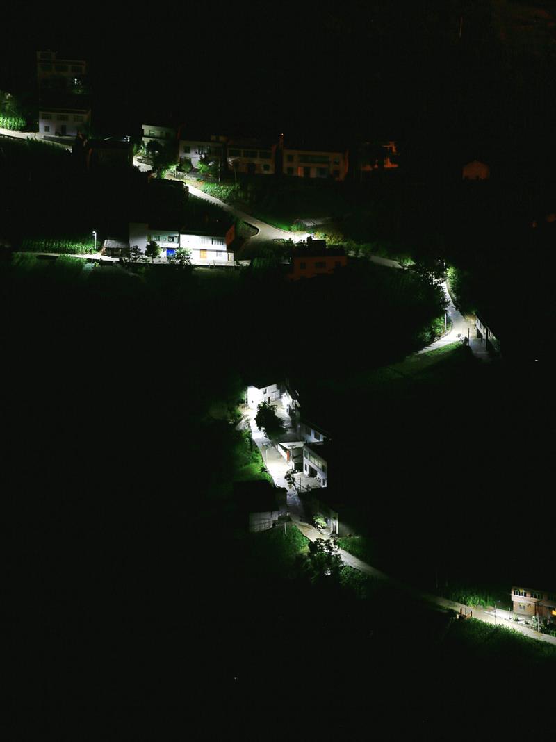 上一页 下一页 作品名称: 山路弯弯  作品描述: 表现建坪乡山路夜景