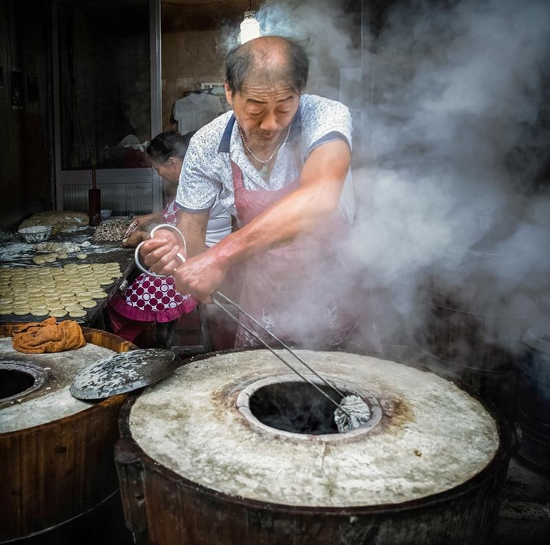 上一页 下一页 作品名称 擦拭烘炉 作品描述 游埠镇"六指头酥饼"店