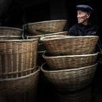 《卖背篓》——林乔森 摄