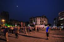 【夜幕下的广场舞】
