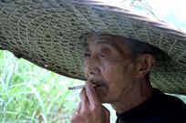 斗笠下的老人