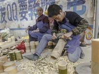做竹器的小伙子