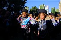 【哈尼族竹筒背水】