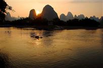 小小竹筏夕照中