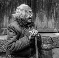 百岁老人与木炭炉