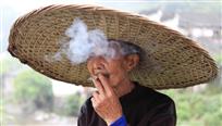 戴箬笠的老人