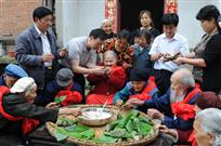 《相聚竹筛包粽乐》