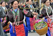 《竹蓝送来姊妹情》