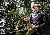 《手工编制》——卢范经 摄