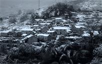 雪中土房