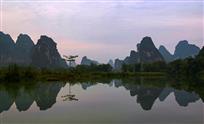 两岸翠竹伴青山