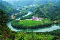 一湾江水抱山村