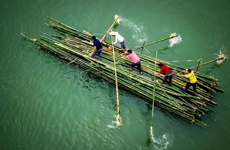 作品名称: 同"竹"共济  作品描述: 村民收获竹子后扎成竹排撑过对岸