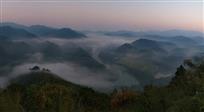 晨雾绕山村
